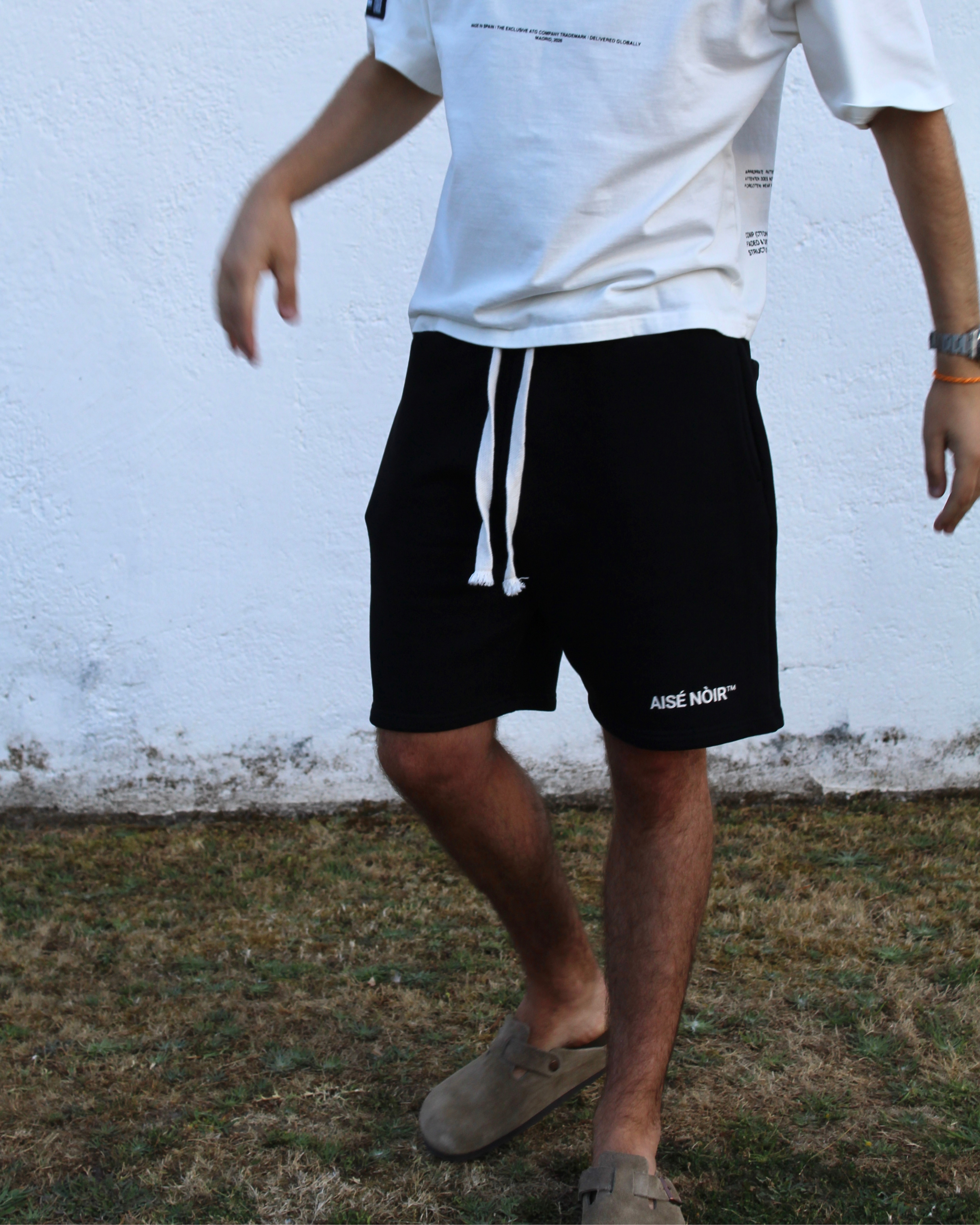 AISÉ "VANTABLACK" SHORTS